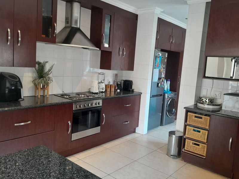Modern home, in sort after area and family friendly complex - Photo 4