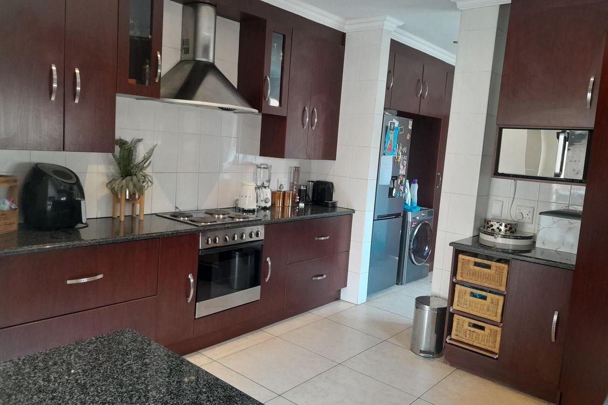 Modern home, in sort after area and family friendly complex - Photo 4