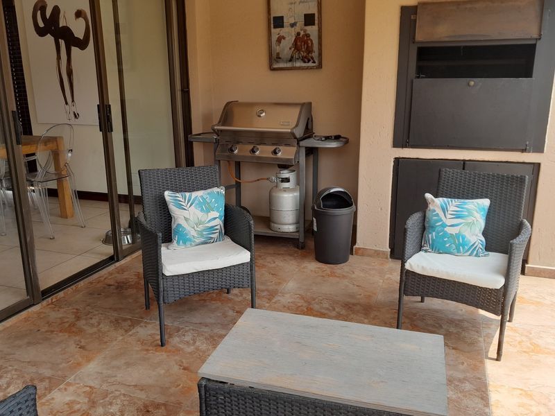 Modern home, in sort after area and family friendly complex - Photo 2