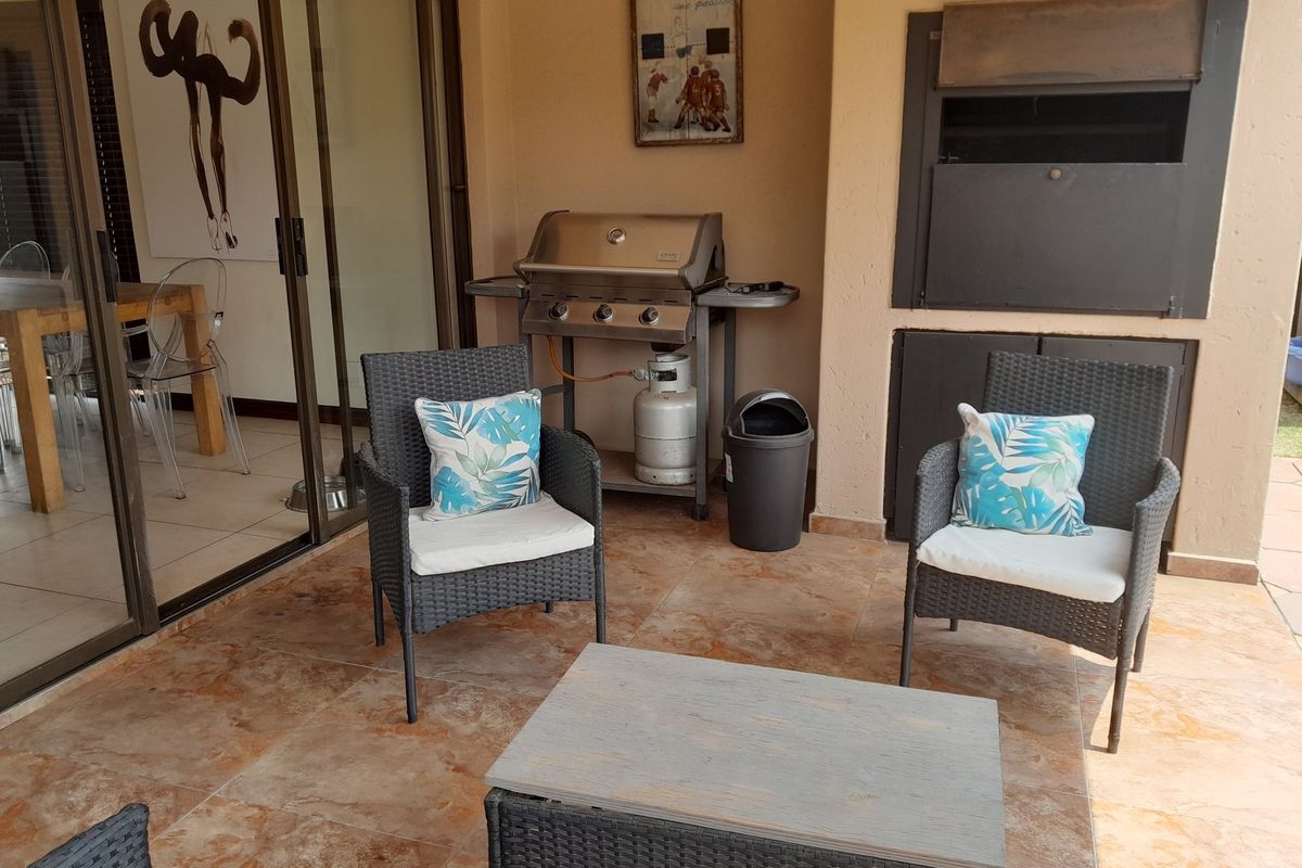 Modern home, in sort after area and family friendly complex - Photo 2