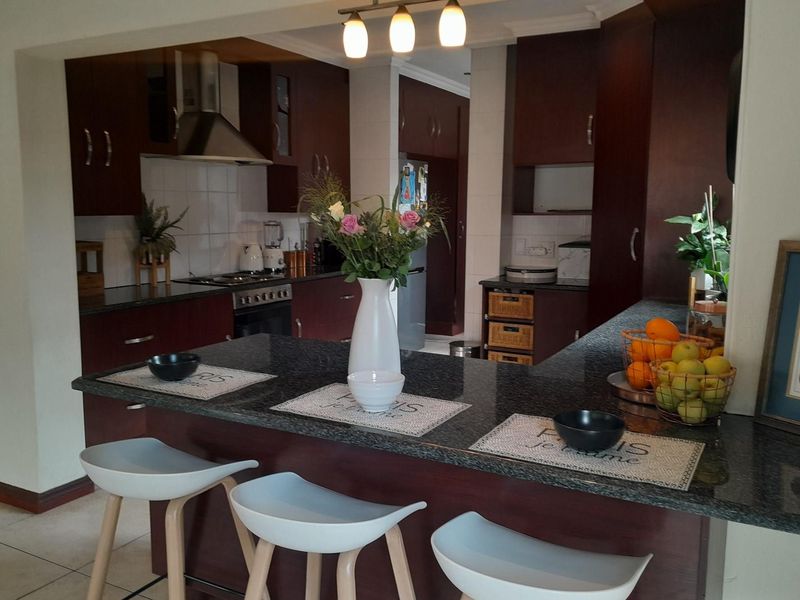 Modern home, in sort after area and family friendly complex - Photo 5