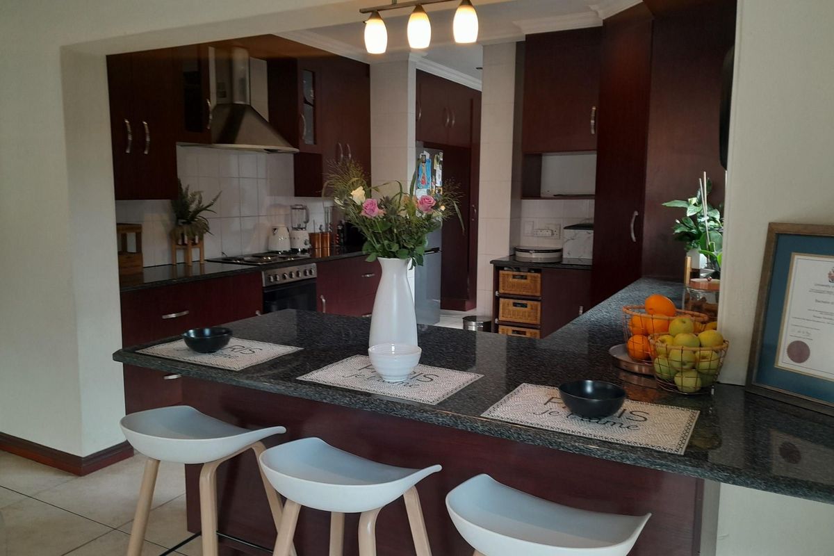 Modern home, in sort after area and family friendly complex - Photo 5