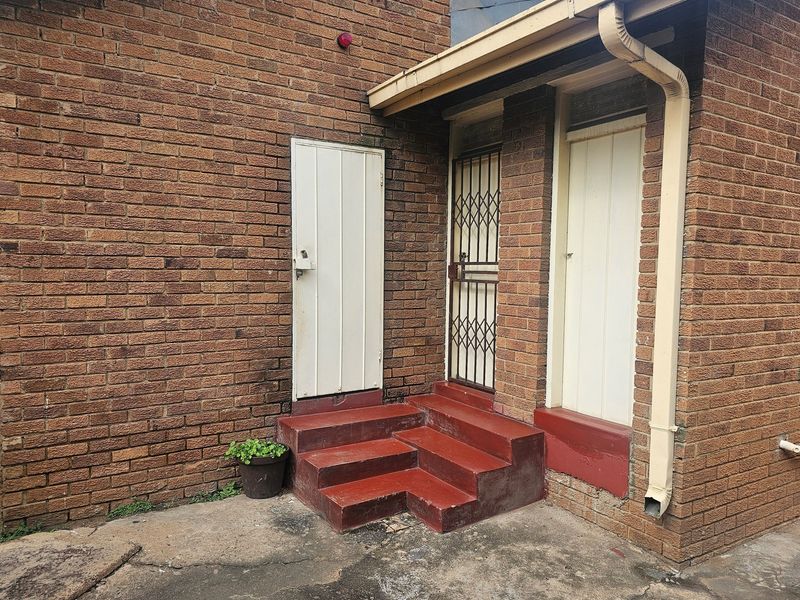 Spacious 3-Bedroom Home on the large stand, Double Garage, Carport and Flatlet with security system - Photo 10