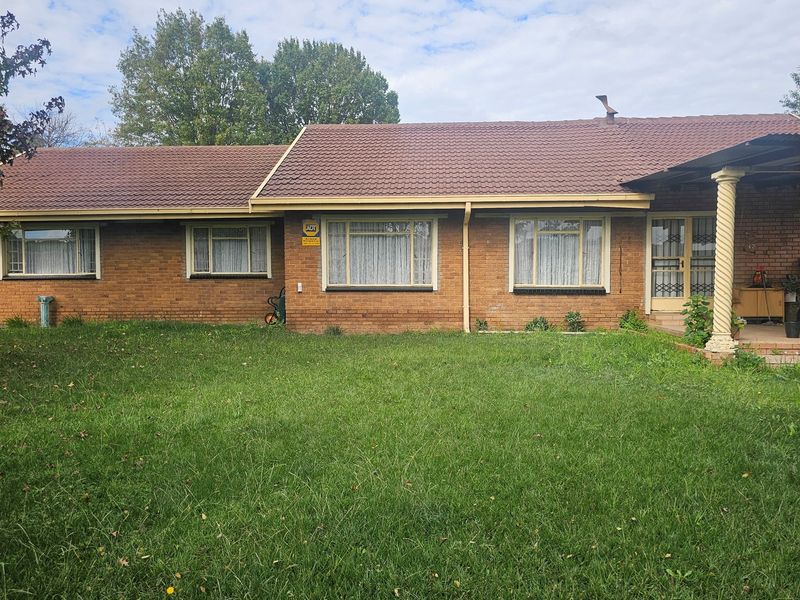 Spacious 3-Bedroom Home on the large stand, Double Garage, Carport and Flatlet with security system - Photo 2