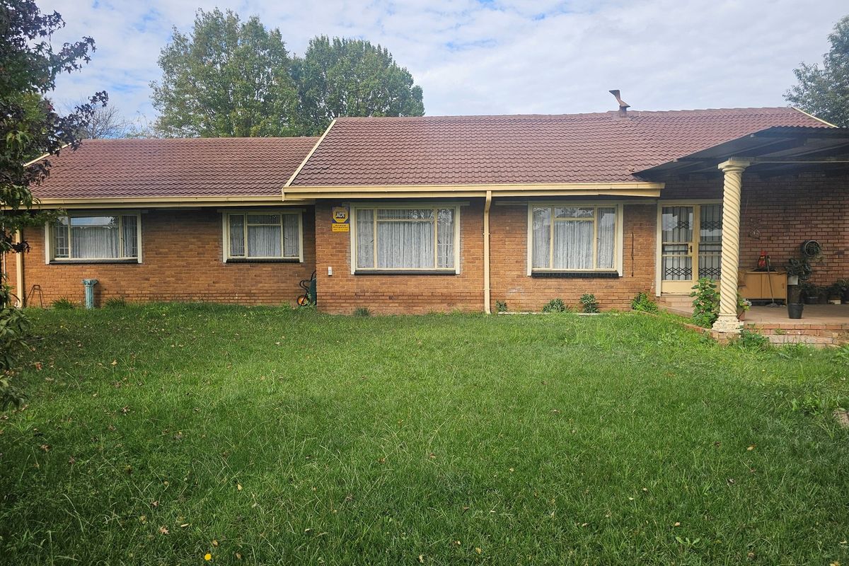 Spacious 3-Bedroom Home on the large stand, Double Garage, Carport and Flatlet with security system - Photo 2