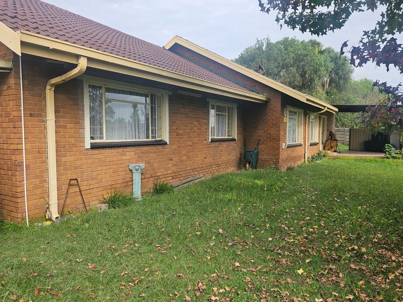 Spacious 3-Bedroom Home on the large stand, Double Garage, Carport and Flatlet with security system - Photo 3