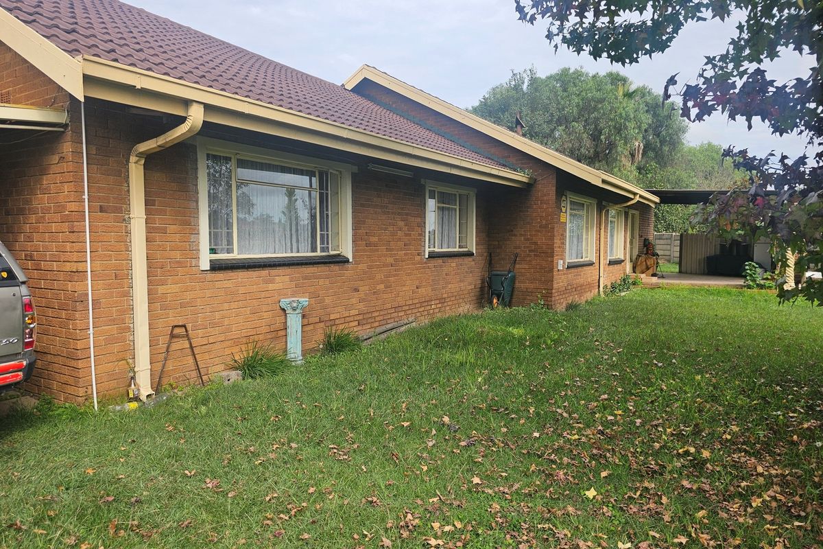 Spacious 3-Bedroom Home on the large stand, Double Garage, Carport and Flatlet with security system - Photo 3