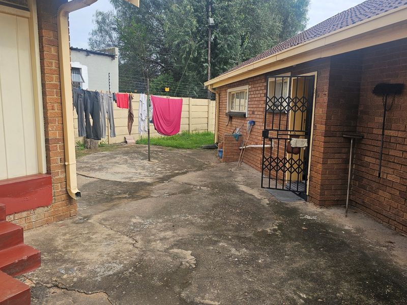 Spacious 3-Bedroom Home on the large stand, Double Garage, Carport and Flatlet with security system - Photo 9