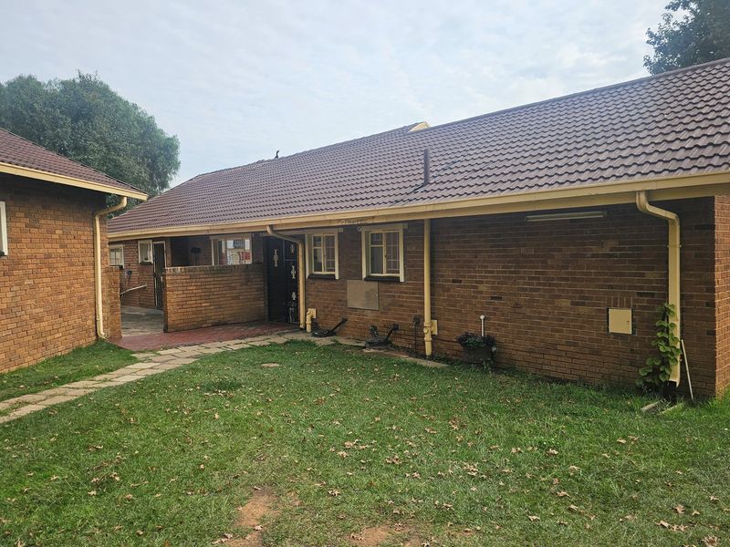 Spacious 3-Bedroom Home on the large stand, Double Garage, Carport and Flatlet with security system - Photo 8