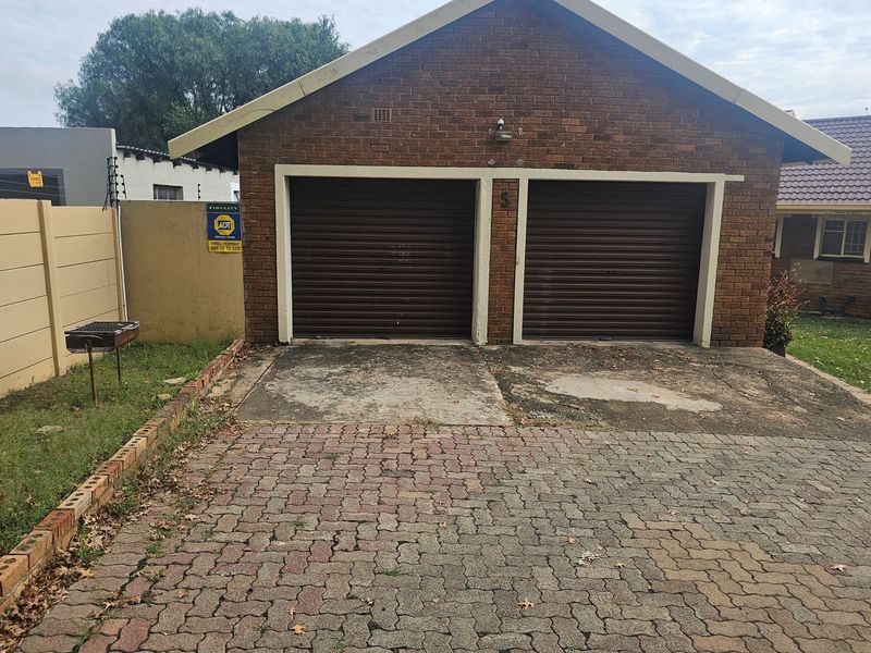 Spacious 3-Bedroom Home on the large stand, Double Garage, Carport and Flatlet with security system - Photo 7