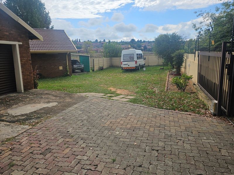 Spacious 3-Bedroom Home on the large stand, Double Garage, Carport and Flatlet with security system - Photo 5