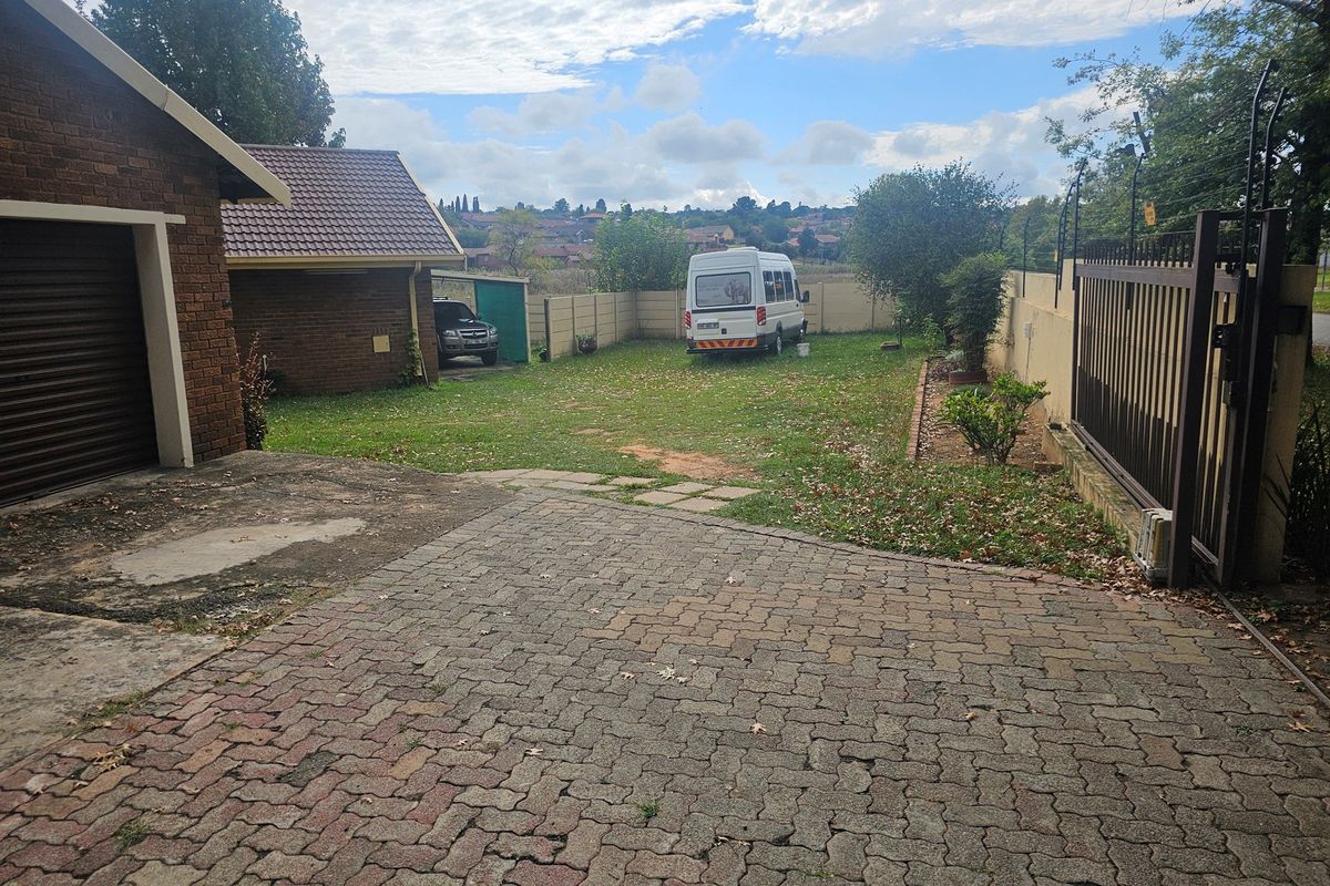 Spacious 3-Bedroom Home on the large stand, Double Garage, Carport and Flatlet with security system - Photo 5