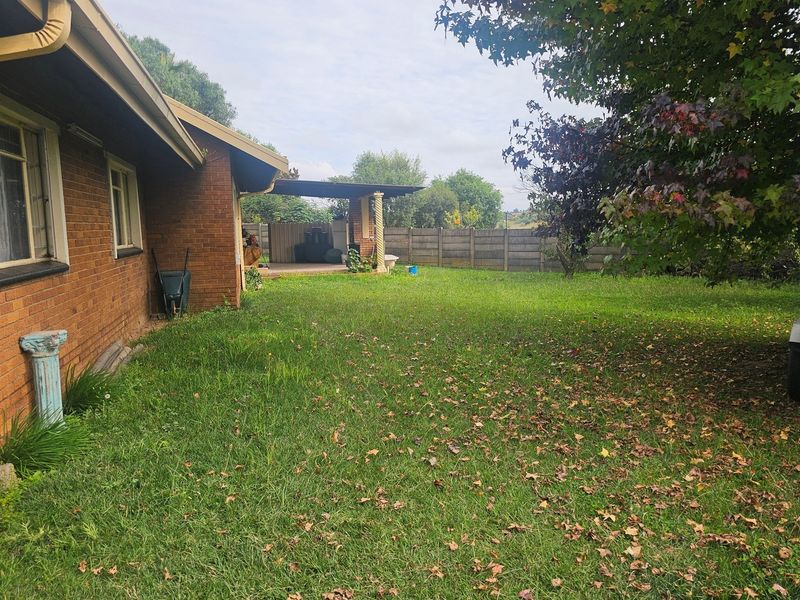 Spacious 3-Bedroom Home on the large stand, Double Garage, Carport and Flatlet with security system - Photo 4