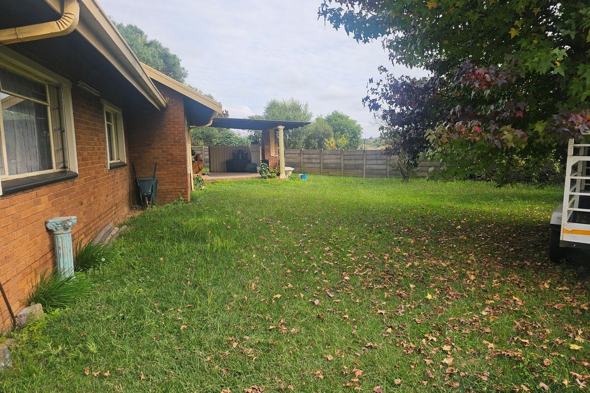 Spacious 3-Bedroom Home on the large stand, Double Garage, Carport and Flatlet with security system - Photo 4