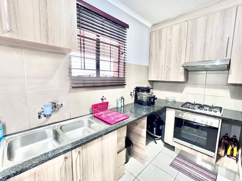 This Top-Floor Two-Bedroom Apartment Has Everything You’ve Been Searching For - Photo 10