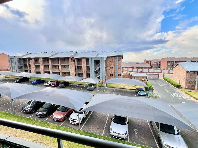 This Top-Floor Two-Bedroom Apartment Has Everything You’ve Been Searching For - Photo 8