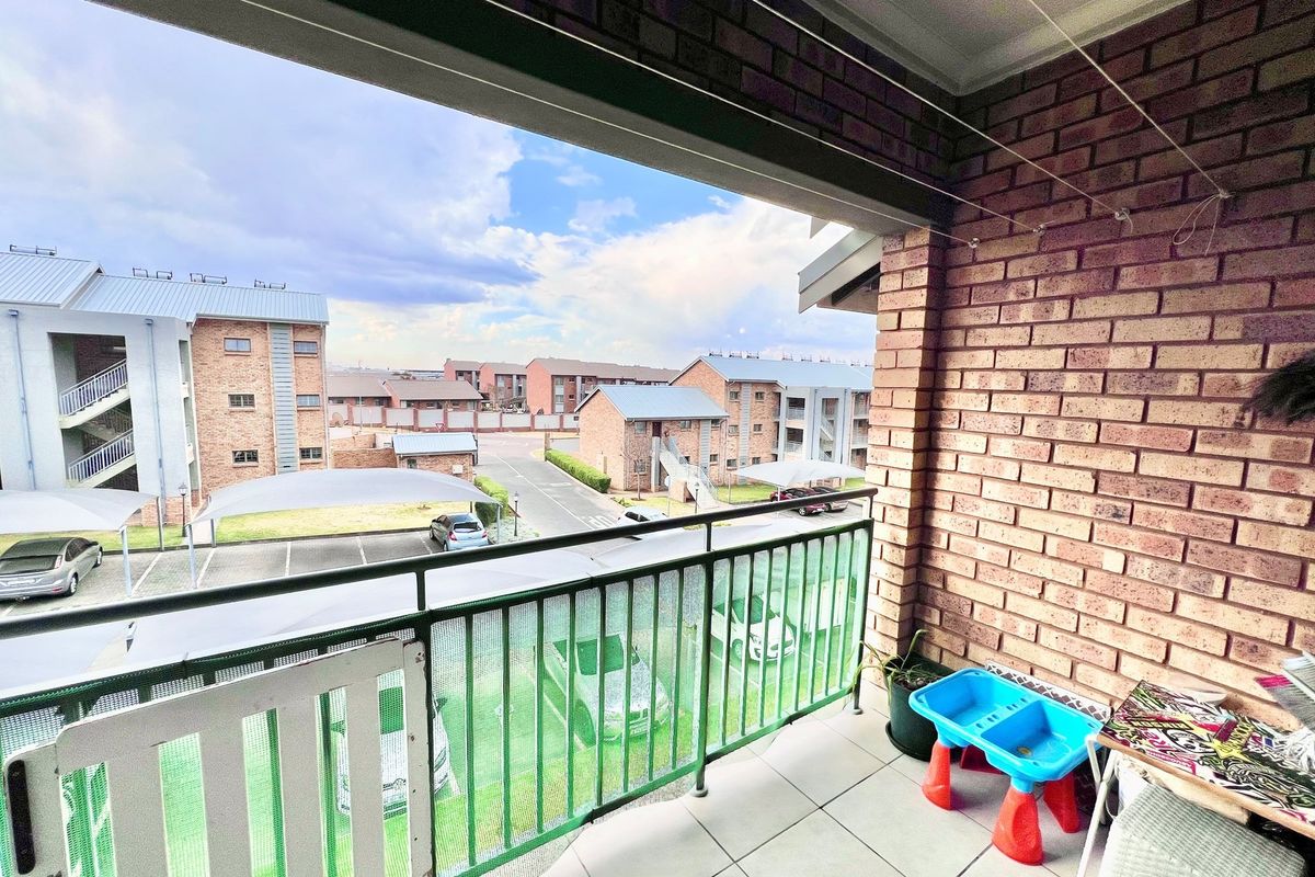 This Top-Floor Two-Bedroom Apartment Has Everything You’ve Been Searching For - Photo 5