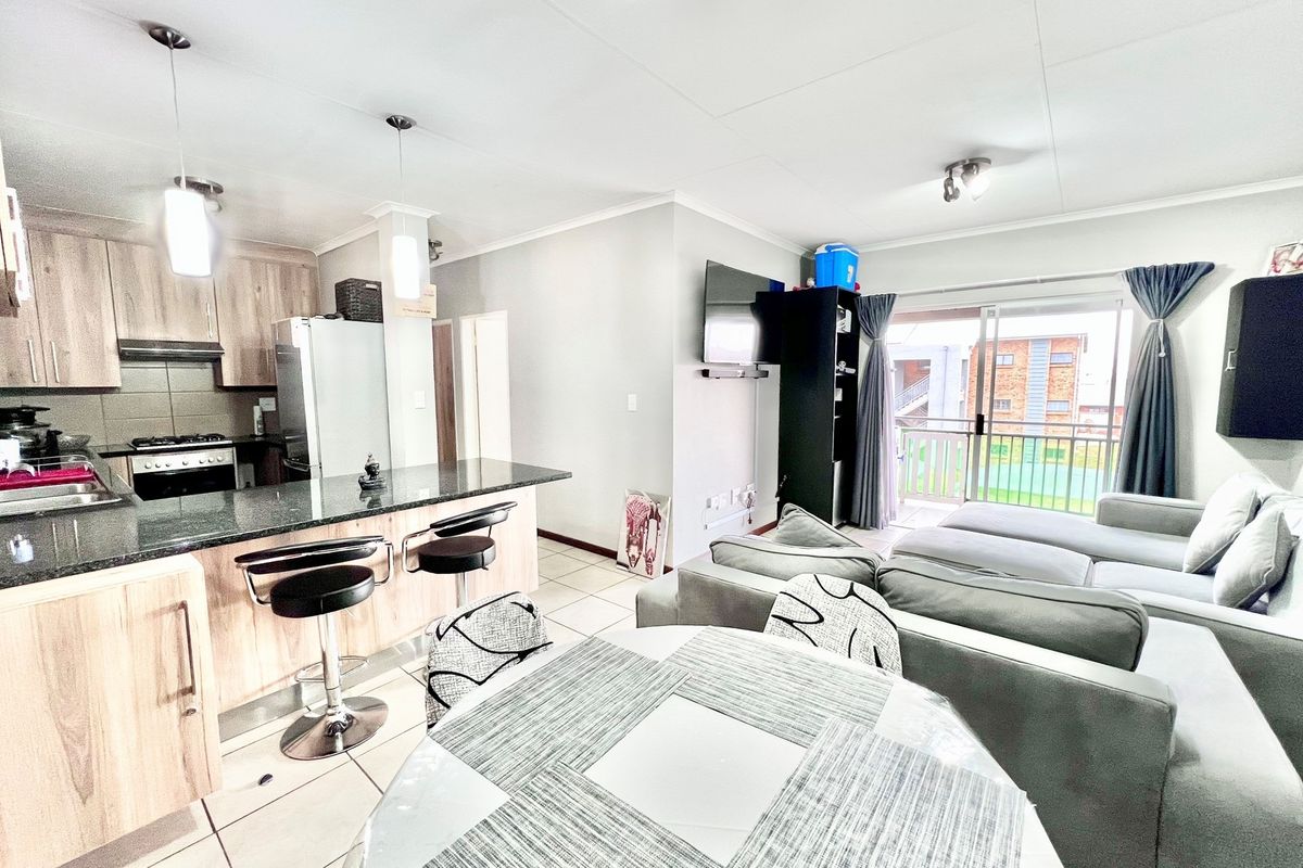 This Top-Floor Two-Bedroom Apartment Has Everything You’ve Been Searching For - Photo 2