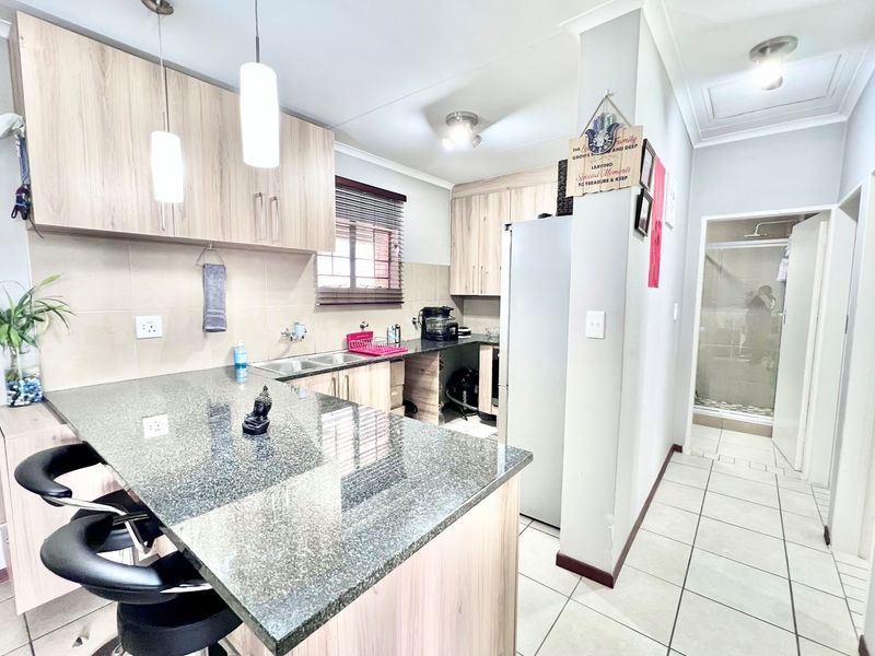 This Top-Floor Two-Bedroom Apartment Has Everything You’ve Been Searching For - Photo 1