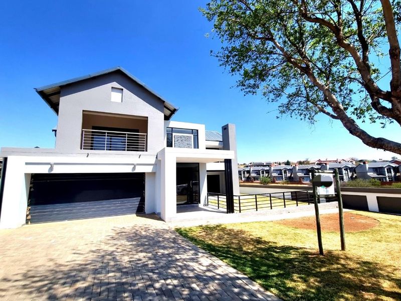 Newly Built 4 Bedroom 4 Bathroom House - Photo 1