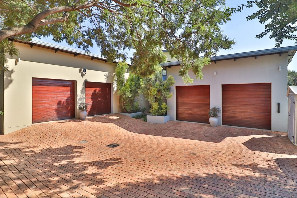 Exquisite 5-Bedroom Home in Waterkloof Golf Estate - Photo 5