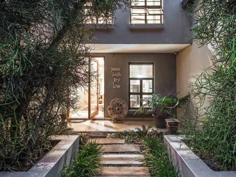 Exquisite 5-Bedroom Home in Waterkloof Golf Estate - Photo 3