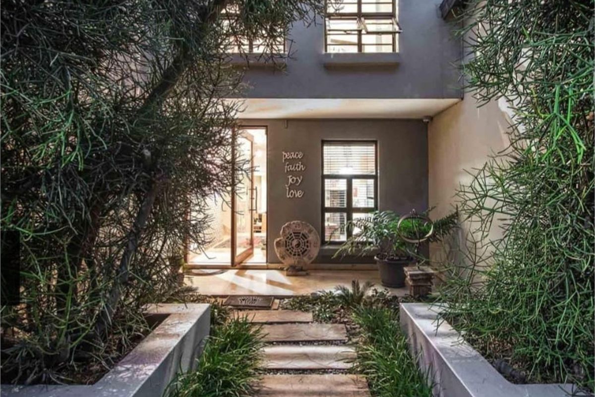 Exquisite 5-Bedroom Home in Waterkloof Golf Estate - Photo 3