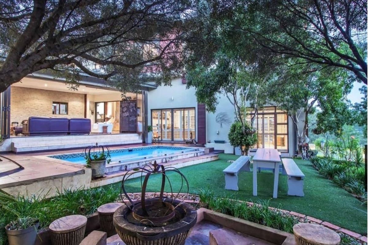 Exquisite 5-Bedroom Home in Waterkloof Golf Estate - Photo 2