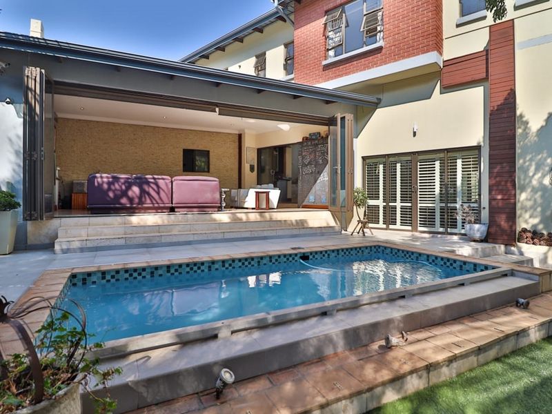 Exquisite 5-Bedroom Home in Waterkloof Golf Estate - Photo 8