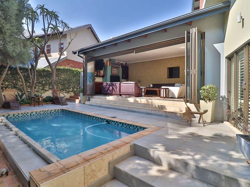 Exquisite 5-Bedroom Home in Waterkloof Golf Estate - Photo 4