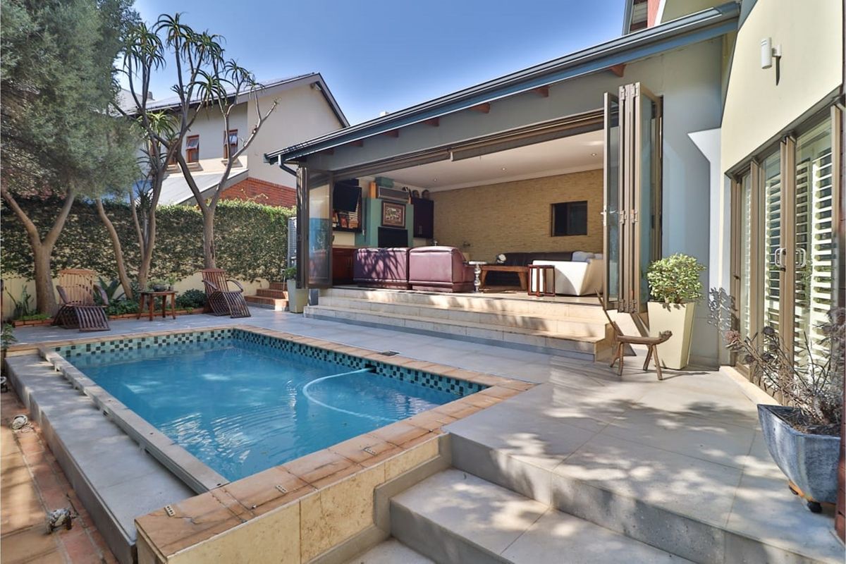 Exquisite 5-Bedroom Home in Waterkloof Golf Estate - Photo 4