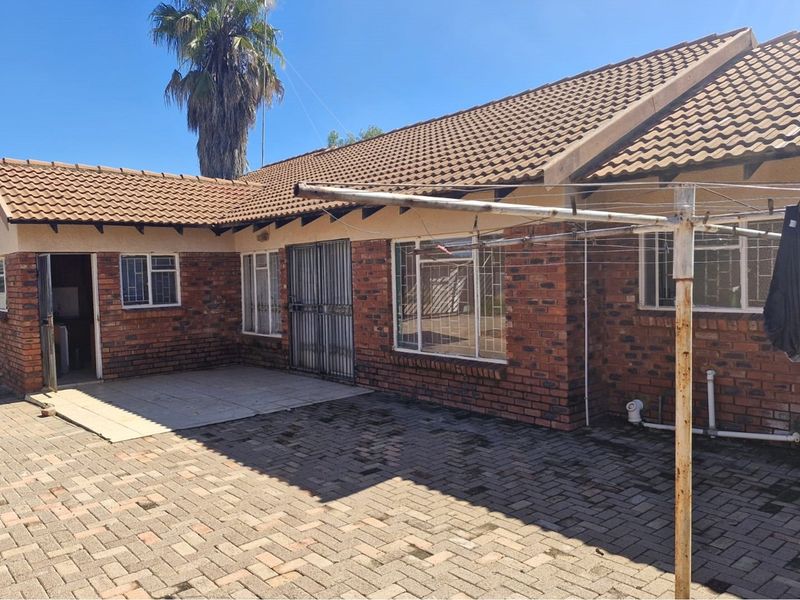 "Charming Fixer-Upper in Tranquil La Hoff" - Photo 2