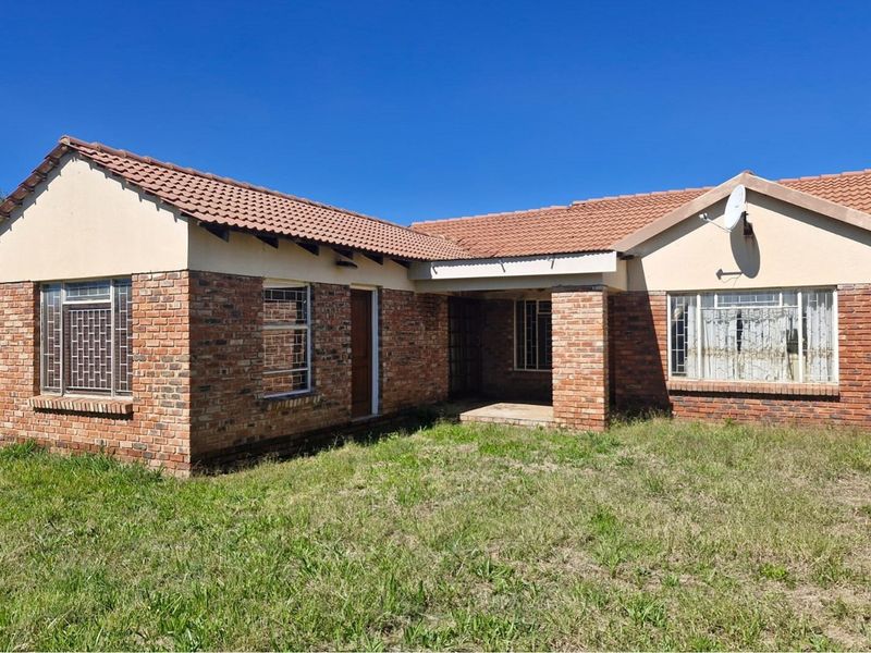 "Charming Fixer-Upper in Tranquil La Hoff" - Photo 1