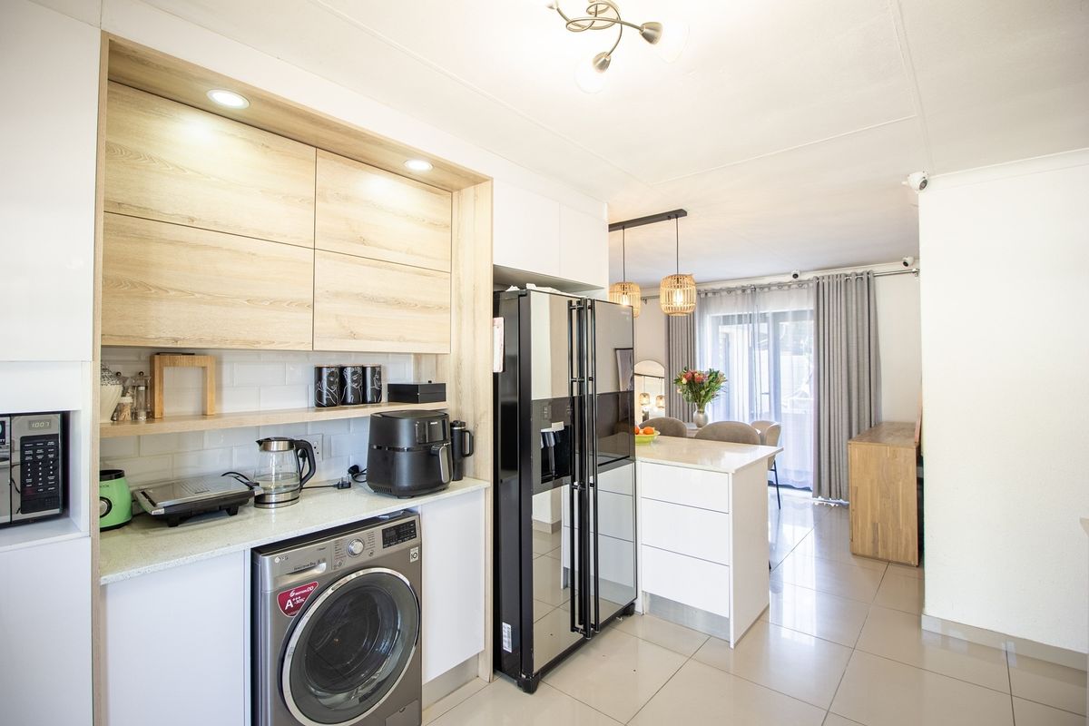 "Modern Elegance: Dream Home in Bloubosrand, with solar, complete off the grid. - Photo 4