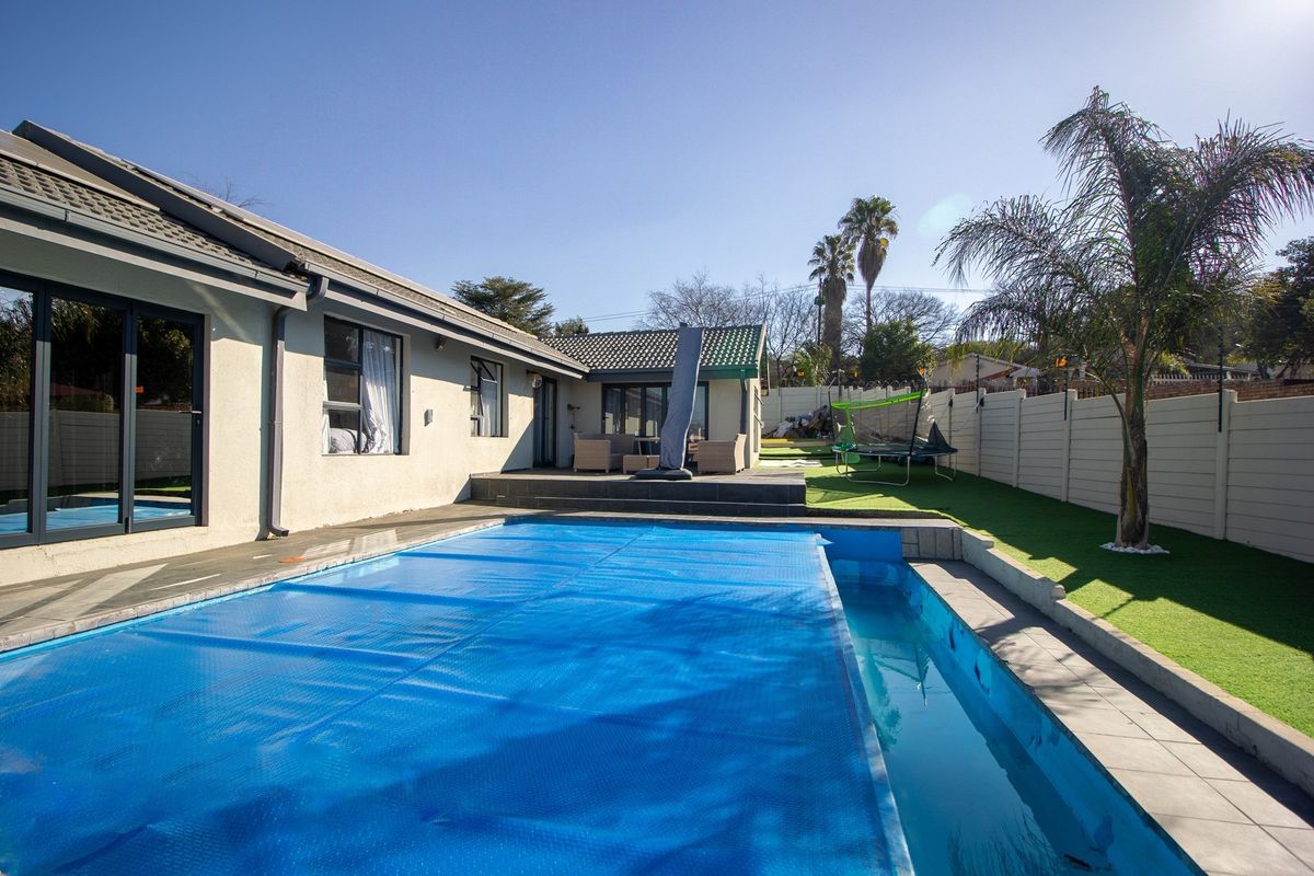 "Modern Elegance: Dream Home in Bloubosrand, with solar, complete off the grid. - Photo 2
