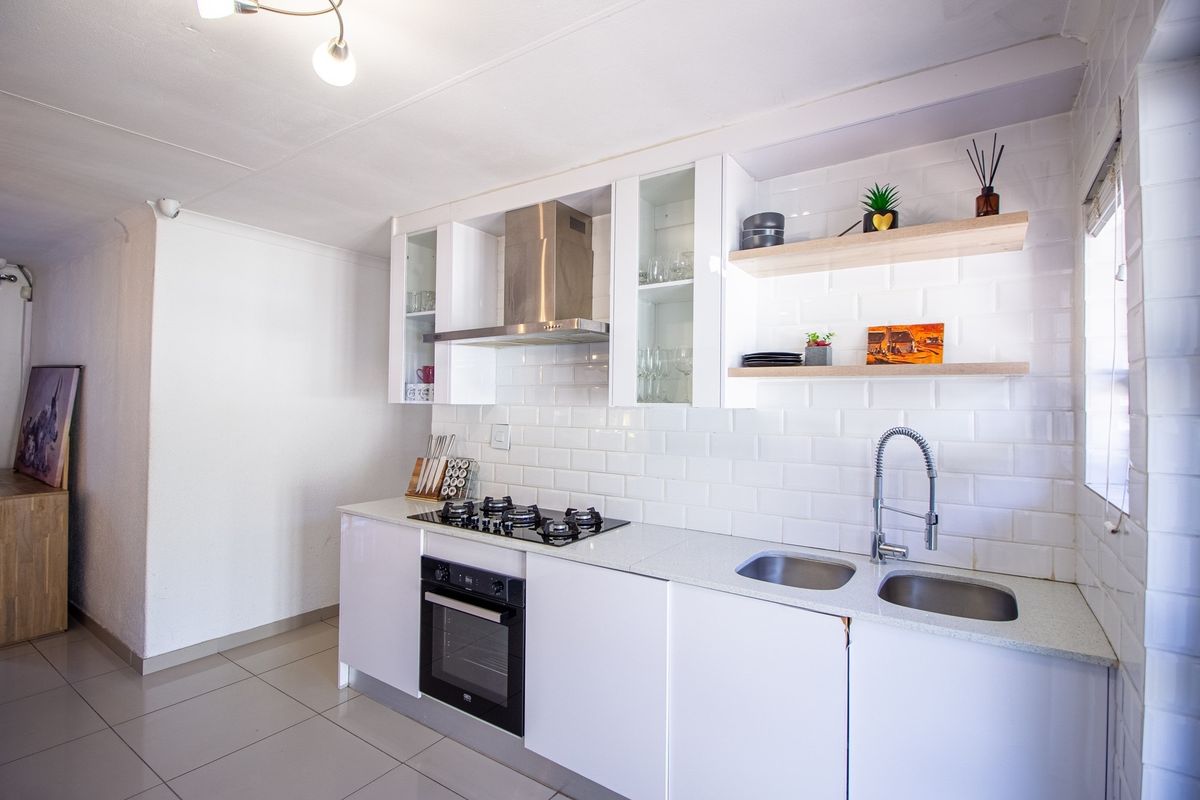 "Modern Elegance: Dream Home in Bloubosrand, with solar, complete off the grid. - Photo 5