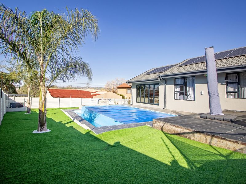 "Modern Elegance: Dream Home in Bloubosrand, with solar, complete off the grid. - Photo 1