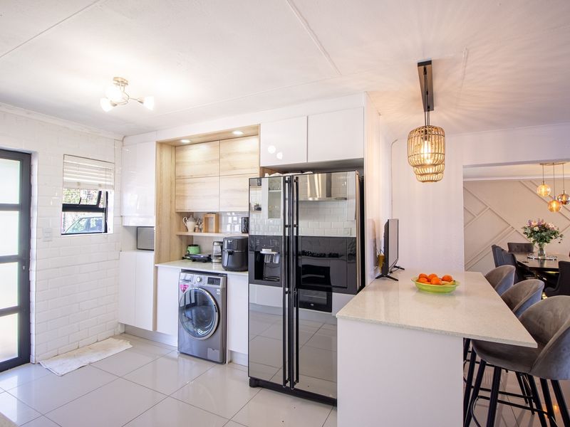 "Modern Elegance: Dream Home in Bloubosrand, with solar, complete off the grid. - Photo 6