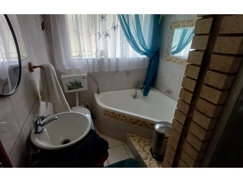 3-Bed Oasis with Batchelor flat in Louis Trichardt - Photo 8