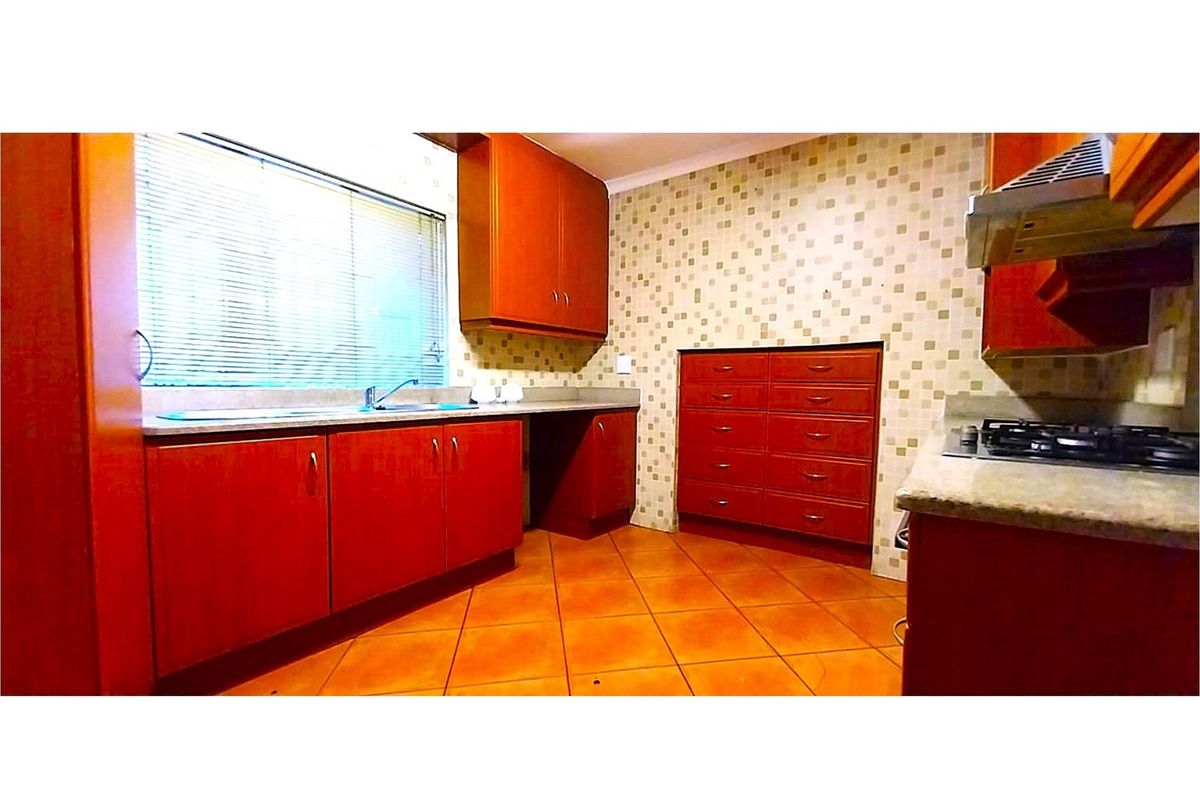 3 Bedroom Home with Pool And Ample Parking in Glenwood - Photo 3