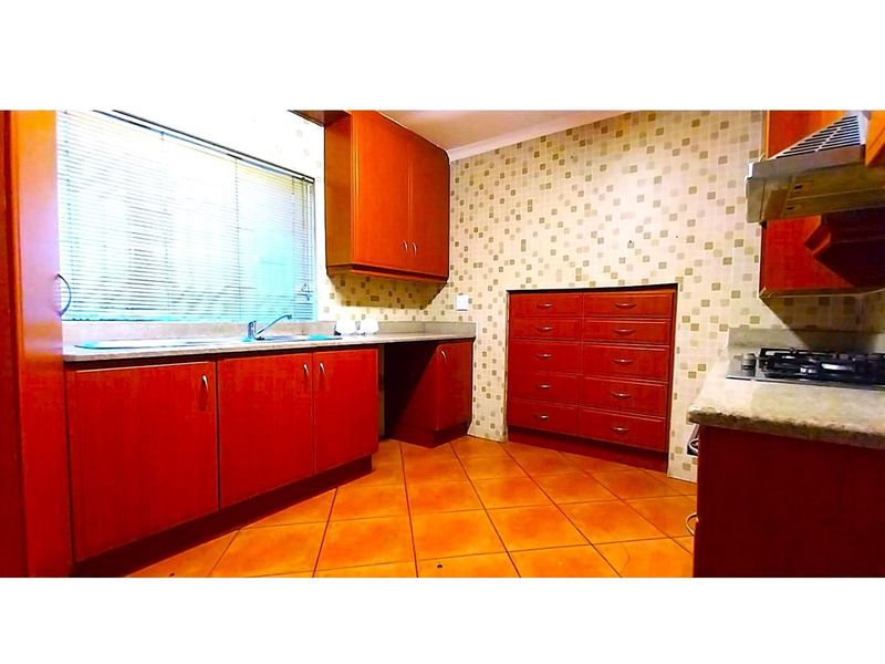 3 Bedroom Home with Pool And Ample Parking in Glenwood - Photo 3