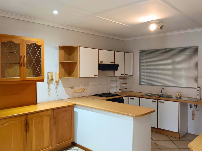 Low-Maintenance Face-Brick Townhouse in Secure Abbotsford Complex - Photo 3