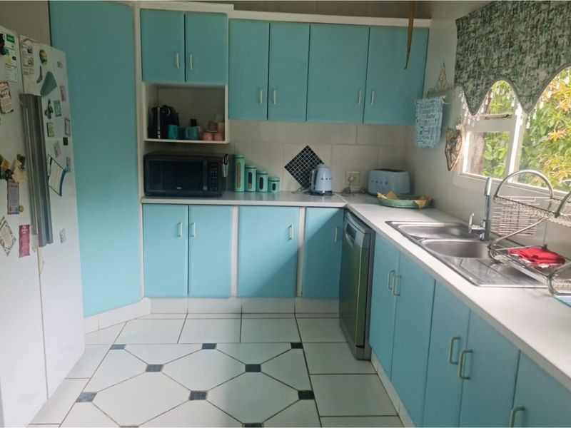 Spacious Double Storey Home in Leisure Bay - Perfect for Entertaining and Relaxed Living - Photo 8