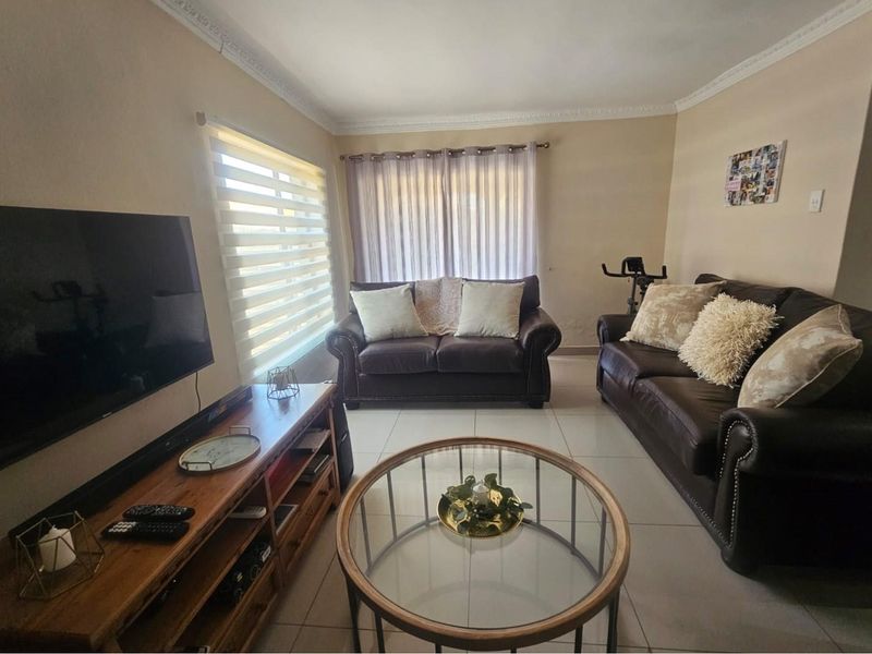 Classic Queenslander Charm  With Designer Stlyle And Luxury With A Newly upgraded bathroom - Photo 8