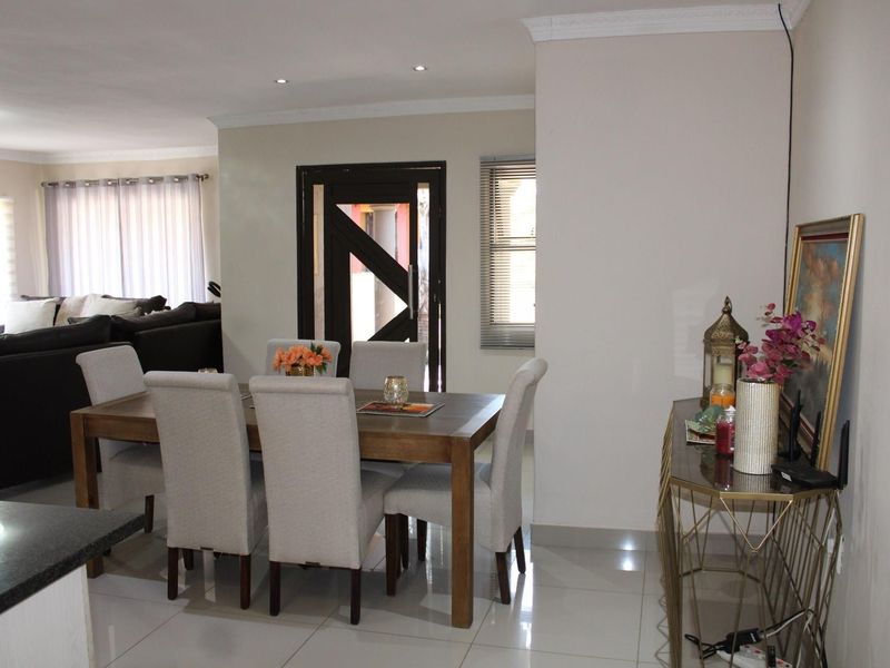 Classic Queenslander Charm  With Designer Stlyle And Luxury With A Newly upgraded bathroom - Photo 10