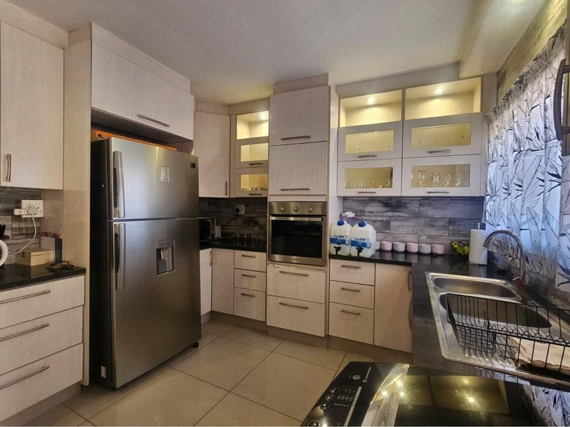 Classic Queenslander Charm  With Designer Stlyle And Luxury With A Newly upgraded bathroom - Photo 6