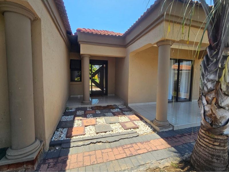 Classic Queenslander Charm  With Designer Stlyle And Luxury With A Newly upgraded bathroom - Photo 4