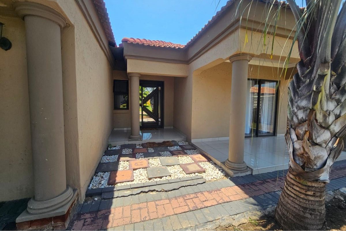 Classic Queenslander Charm  With Designer Stlyle And Luxury With A Newly upgraded bathroom - Photo 4