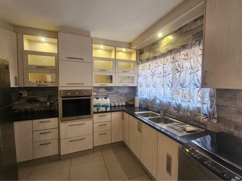 Classic Queenslander Charm  With Designer Stlyle And Luxury With A Newly upgraded bathroom - Photo 5