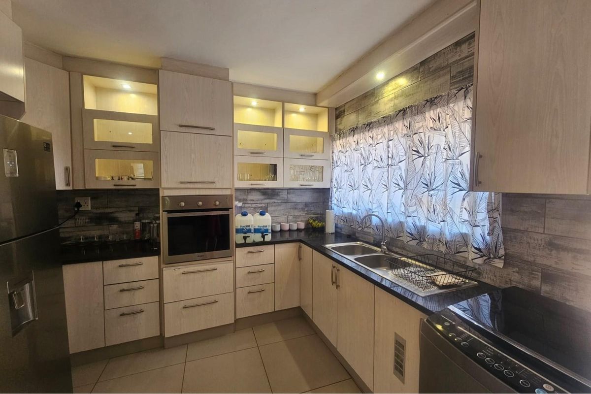 Classic Queenslander Charm  With Designer Stlyle And Luxury With A Newly upgraded bathroom - Photo 5